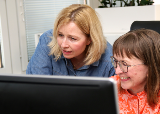 Kaksi asiantuntijaa katselee yhdessä tietokonenäyttöä